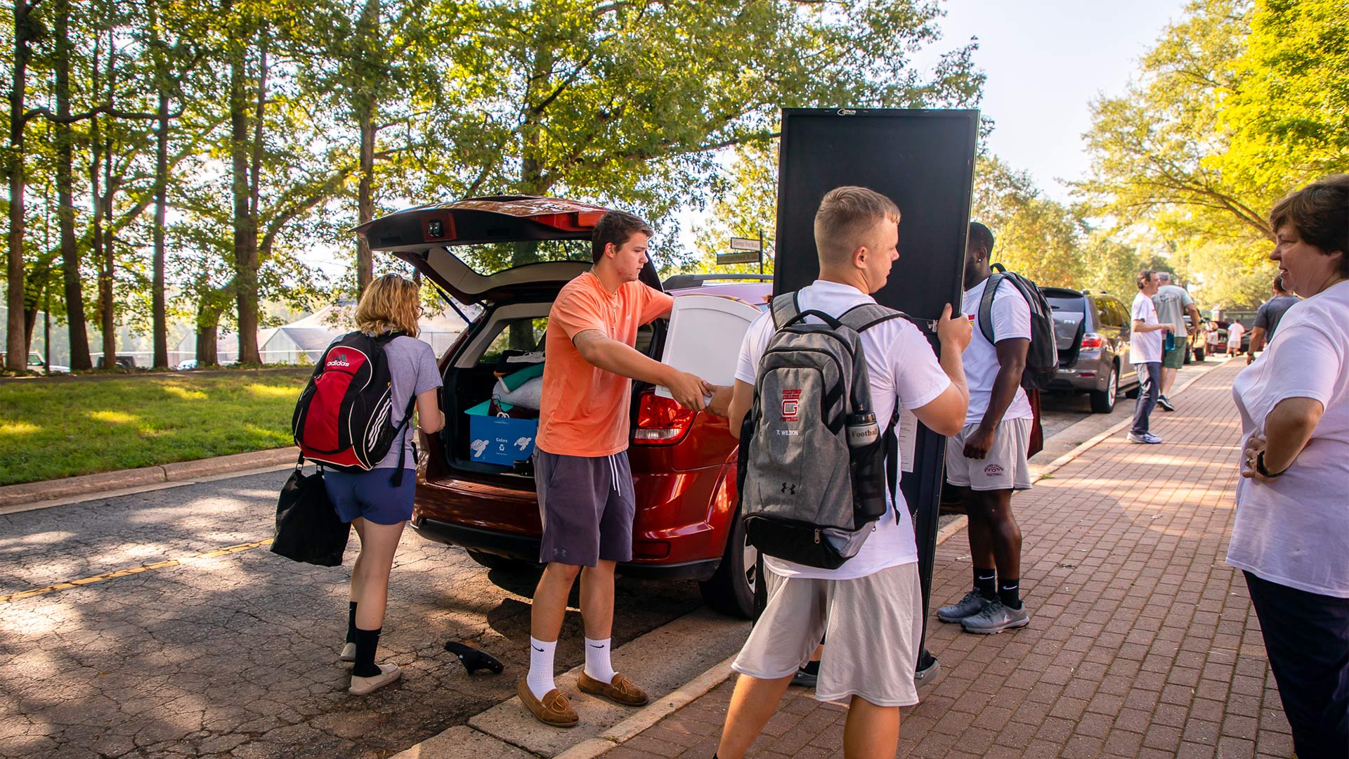 Professor Anne Glenn meets the incoming class as students move in to Milner Hall.