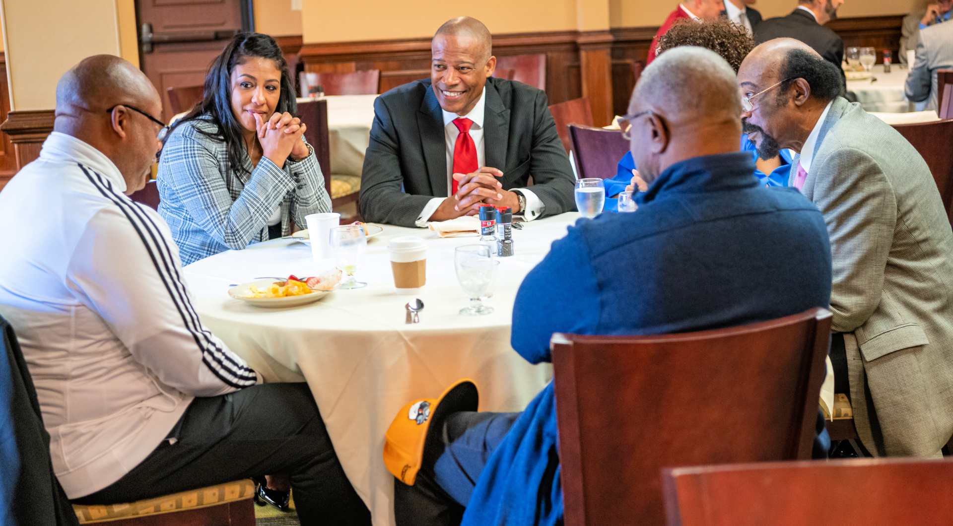 Guilfordians chat around a table in the Gilmer Room.